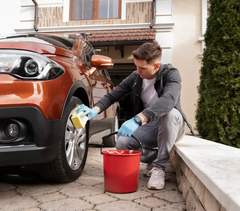 Lavage auto à domicile Plélan-le-Petit : professionnel intervenant sur un véhicule